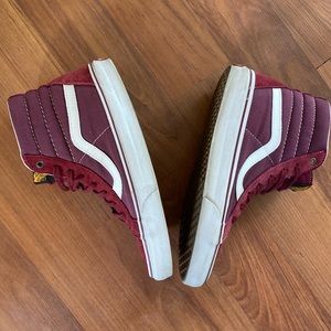 Hardly worn, size 8.5. Burgundy.